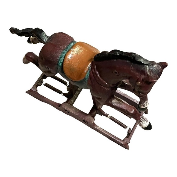 Cast iron painted horse spring loaded on base, moveable. - Picture 3 of 7